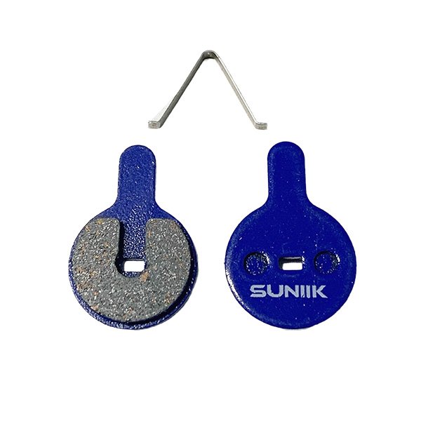 Pastilla-de-freno-1057 – Elshoppen.dk Pair of blue circular bicycle brake pads with a small curved mounting spring above.