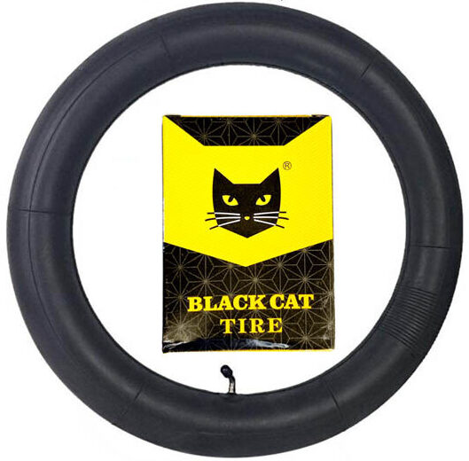 Rueda-Camara-14×2125-black-catpack-de-5-unidadescopia-e1707305746293-2 – Elshoppen.dk Close-up of a black tire with a center logo that says 'Black Cat Tire' in yellow and black.